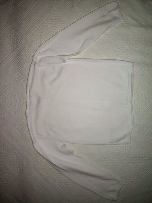 Cardigan varsta  7 ani,122 cm purtat de doua-trei ori de culoare alba