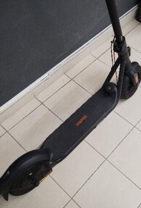 Trotineta electrica Ninebot f2 pro pe gri metalizat