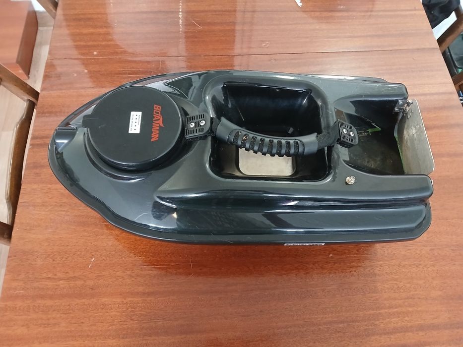 Прикормочный кораблик с эхолотом