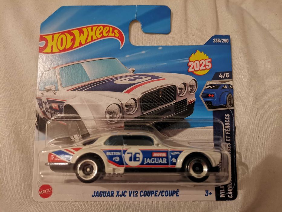 Продавам Hot Wheels колички и пъзел за игра, състоящ се от 200 части