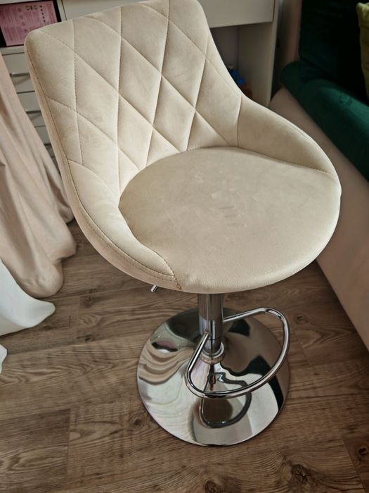 Vand masa tip bar cu doua scaune tip bar