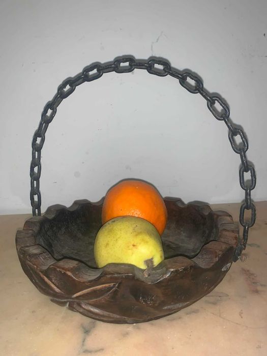 Fructiera din lemn sculptata si maner din fier lant sudata
