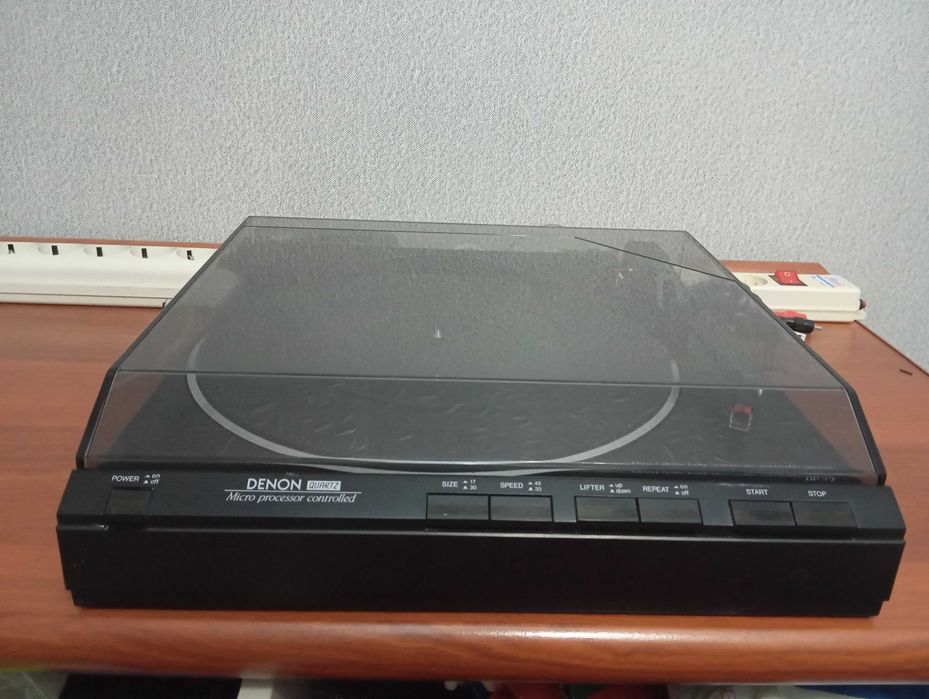 DENON винтажный проигрыватель виниловых дисков.