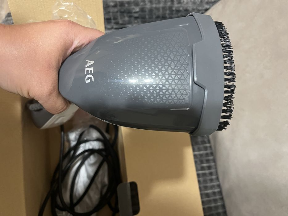 Уред за гладене с пара AEG