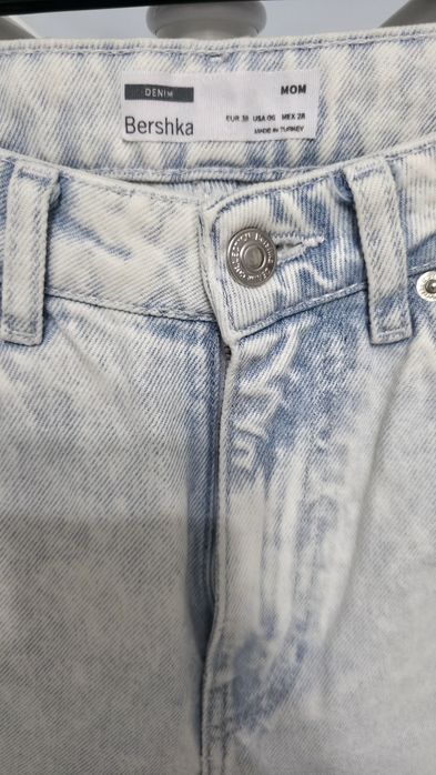 Blugi Mom Fit, Bershka, cu rupturi si broderii florale, 38