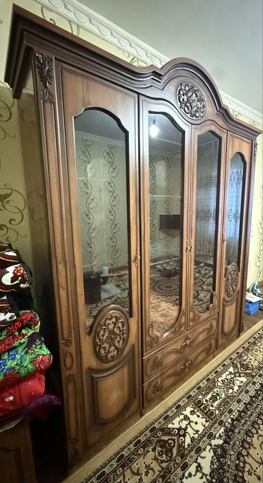 Сервант ( стенка) , шифоньер, трюмо и две тумбочки.