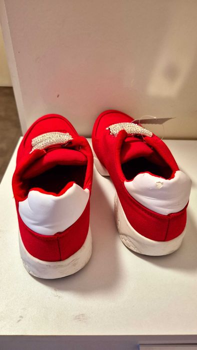 Обувки маратонки червени, с етикет