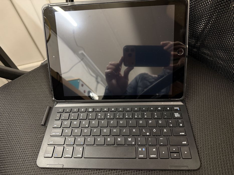 Apple iPad gen 8th in stare buna cu tastatura