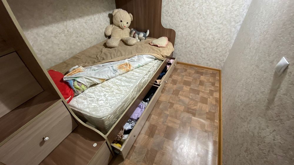 Продам стенку в комнату