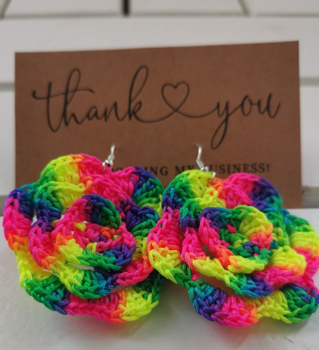 Многоцветни обеци изплетени на една кука