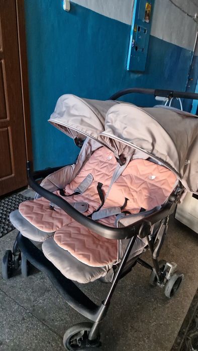 Коляска для двойни Joie Aire