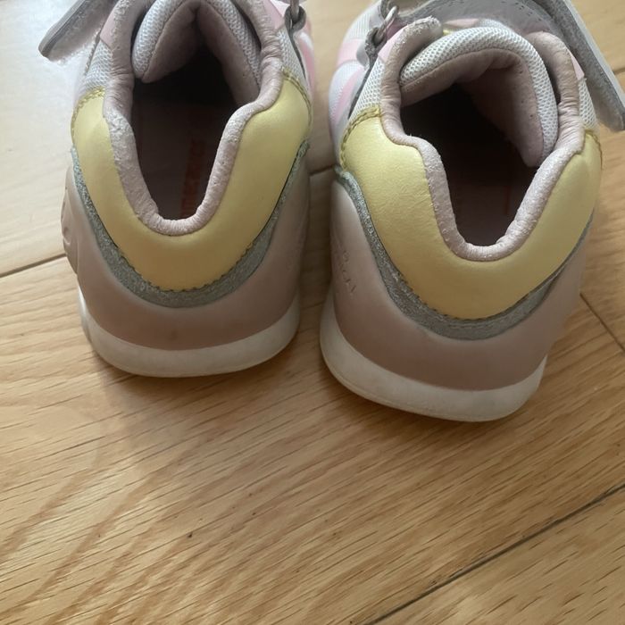 Затворени обувки Biomecanics