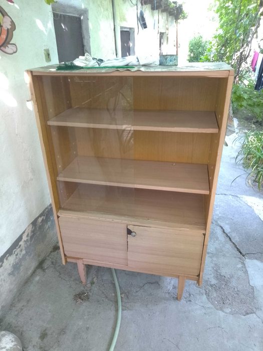 Отдам даром трюмо и книжный шкаф