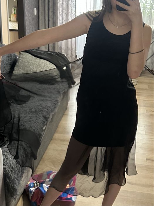 Черное платье с легкой прозрачной юбкой