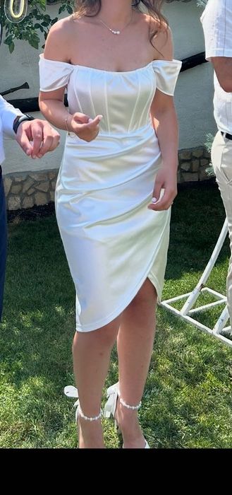 Бяла сатенена рокля