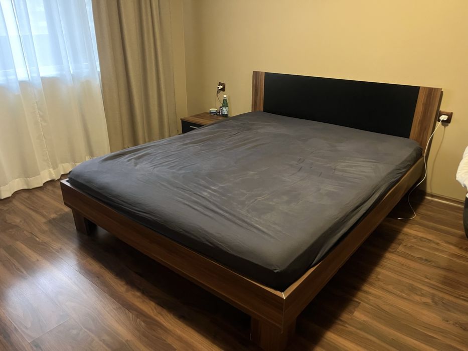 Спалня с подматрачна рамка и матрак