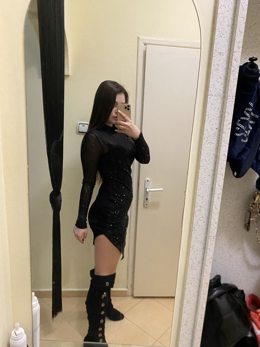 Черна рокля в камъни