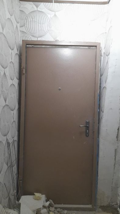 Продам железную дверь