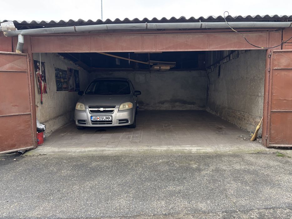 Vand garaj in cetate, zona mercur