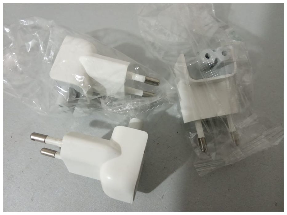 для MACBOOK - зарядка блок питания