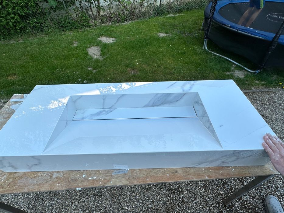 Vând lavoar din gresie tip cascadă  dimensiuni 120/47/15 ,nou!