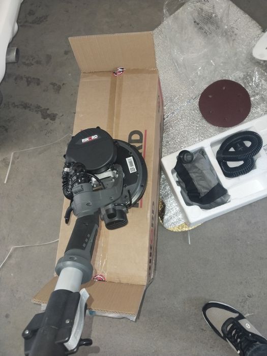 Маляр уста кафел обой