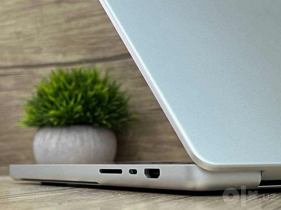 как новый MacBook Pro 16 M2Pro / 32Gb / 512Gb Silver