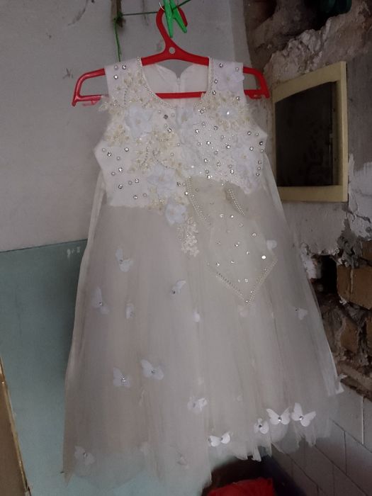 Продаётся платье девочкам на 5-6 лет