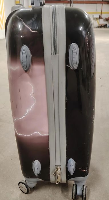 Продавам куфар с колелца и телескопична дръжка