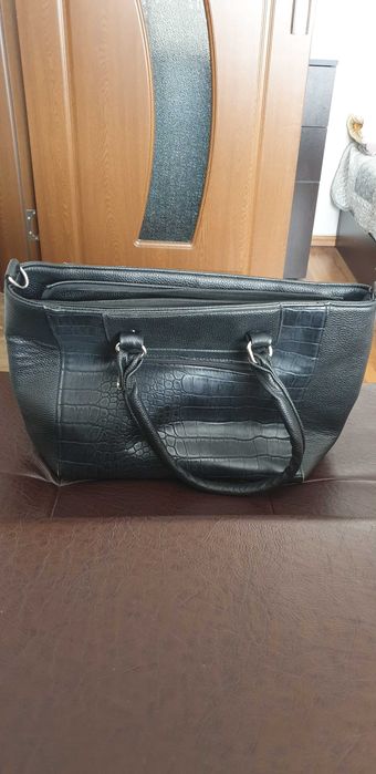 Продавам черна чанта