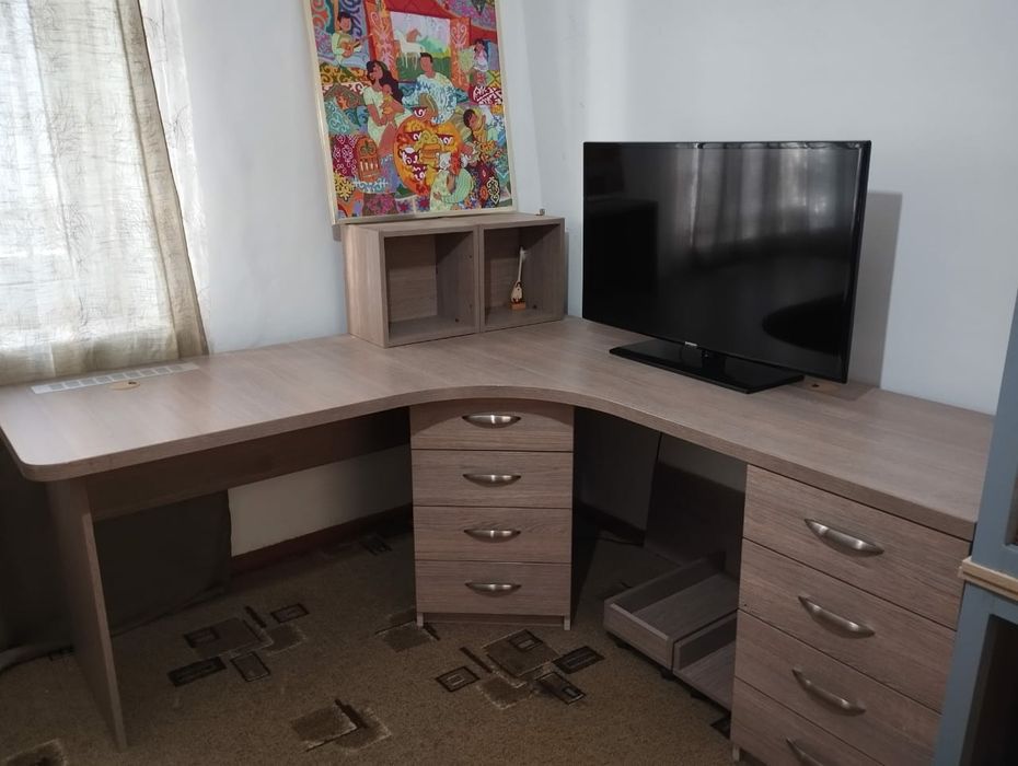 Продается кровать  и стол для 2-х детей.