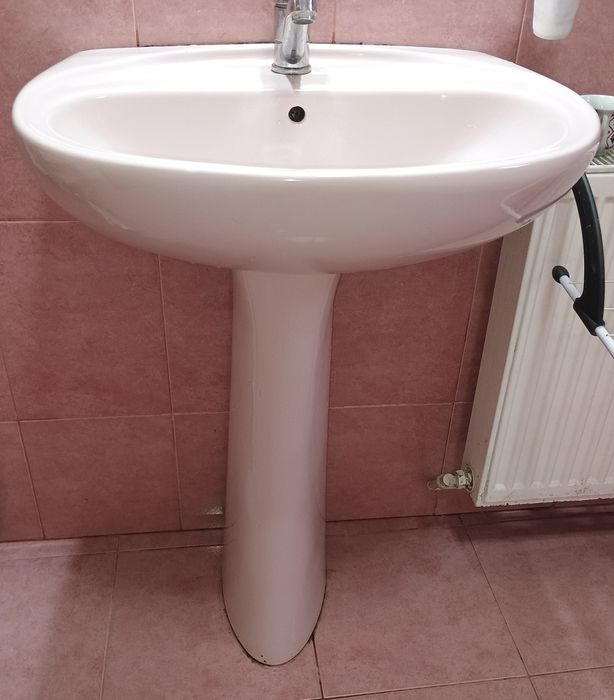 Vând vană pt. baie+chiuvetă cu picior. Ambele sunt în stare ft.bună.