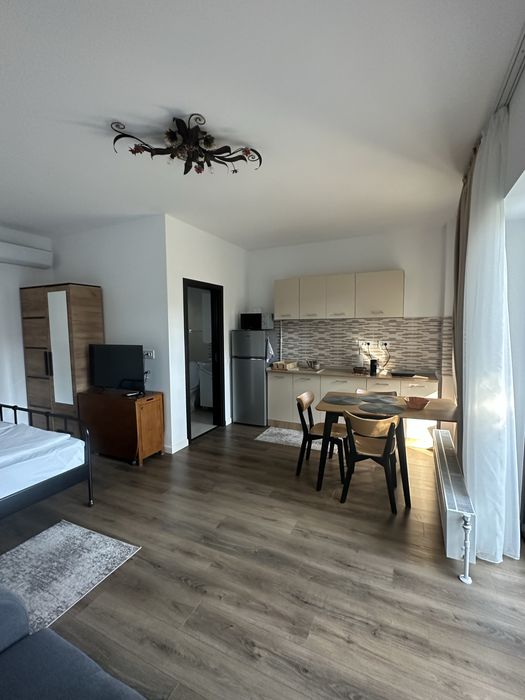 Închiriez pe malul mării pe minimum o lună