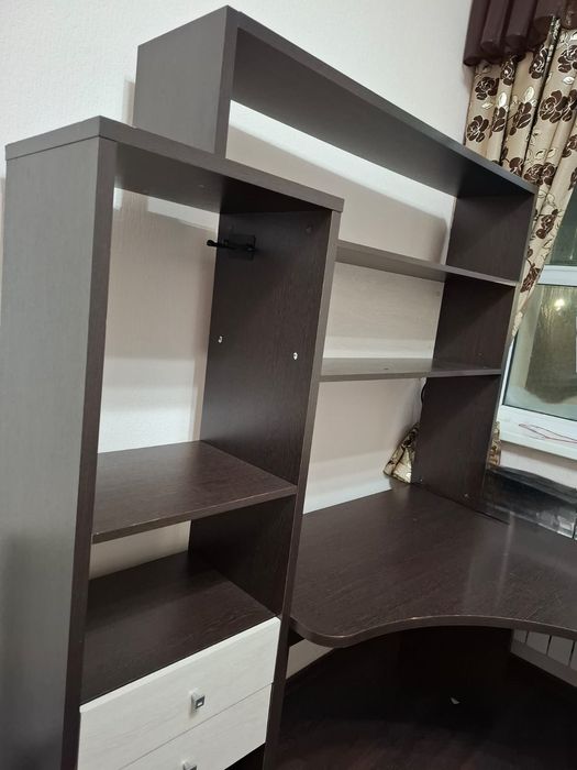 Письменный стол с надстройкой