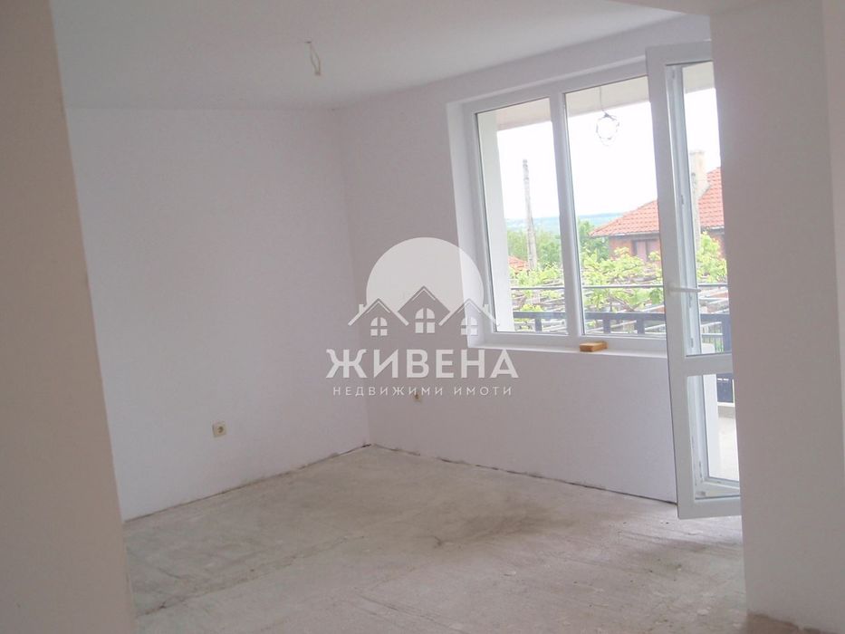 Продавам къща с РЗП: 285 кв.м, двор 1200 кв.м, с. Бенковски