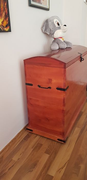 Продавам  скрин (дърво )