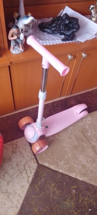 Se vând împreună 100 lei