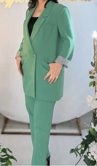 Брючный костьюм в зеленом свете