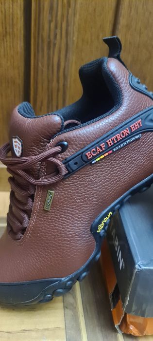 Продам кожаные кроссовки.