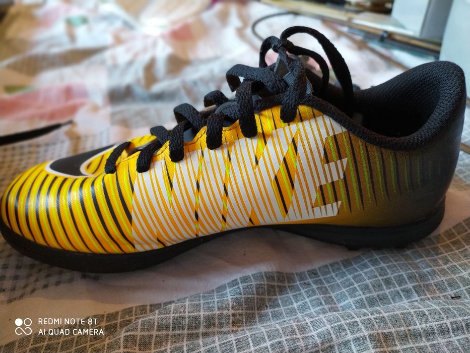 Обувки за футбол Nike.