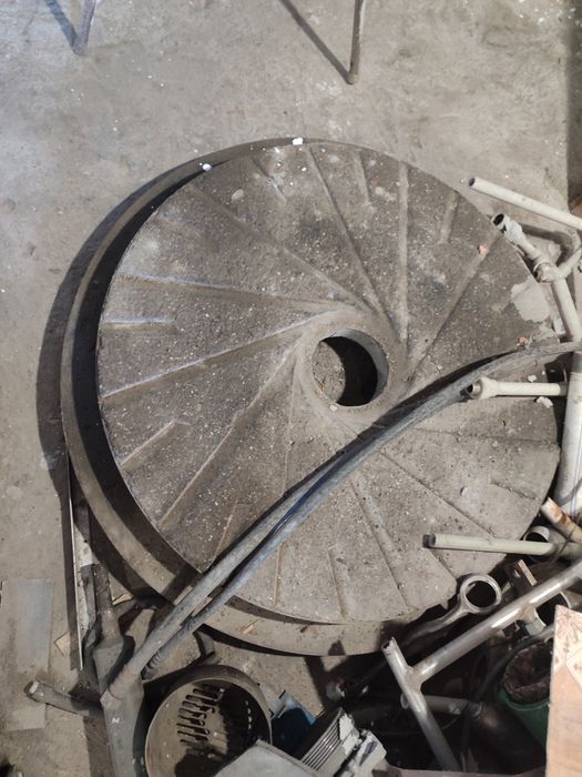 Продам жернова бетонные