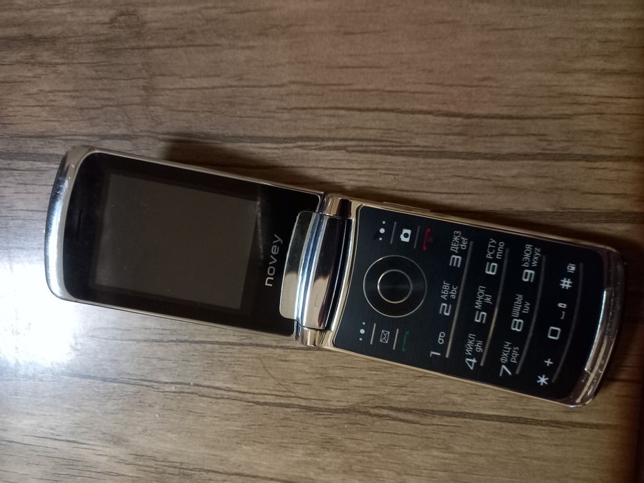 Samsung A10s va Novey A80r