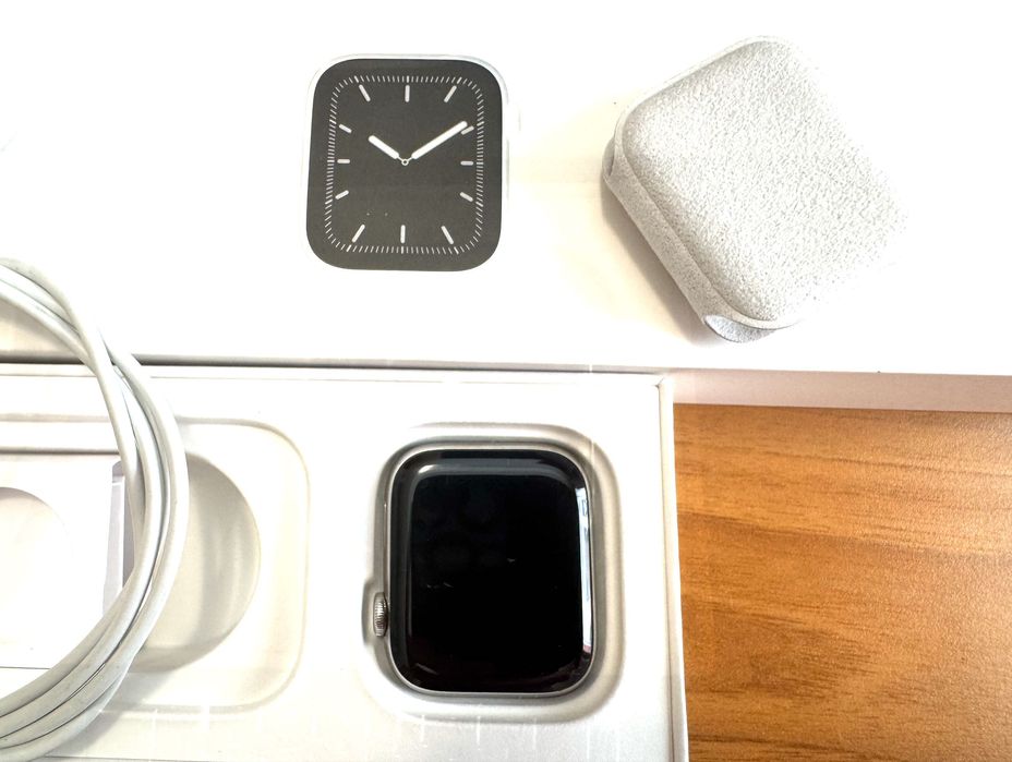 Apple Watch series 5 - LTE + GPS - 44mm. WR 50m.