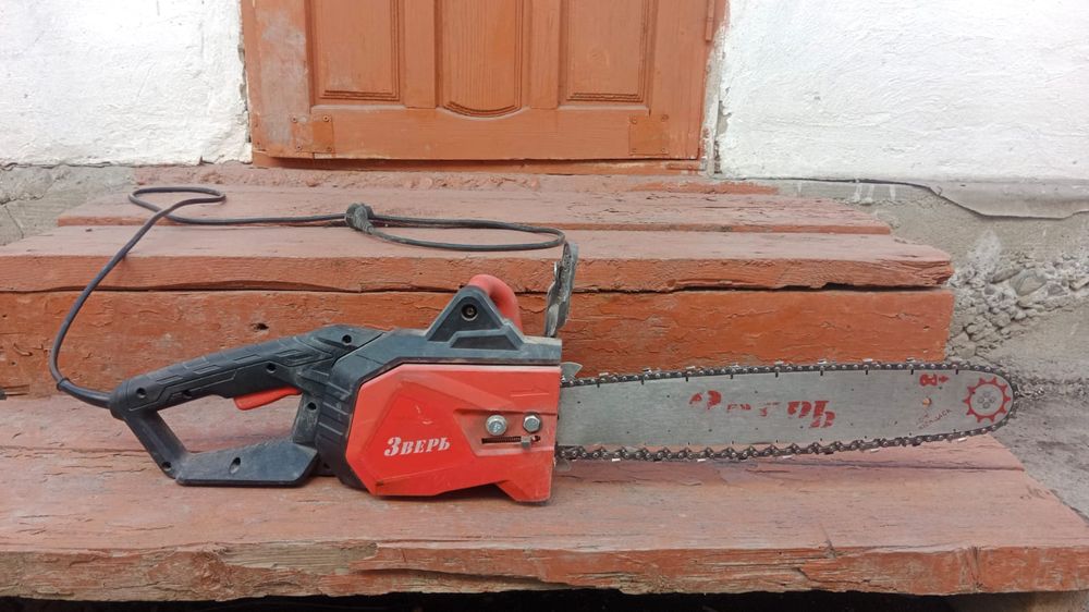 Электропила и банки стол