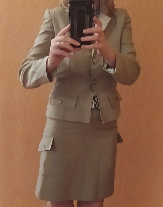 Продам костюмы, размер 42