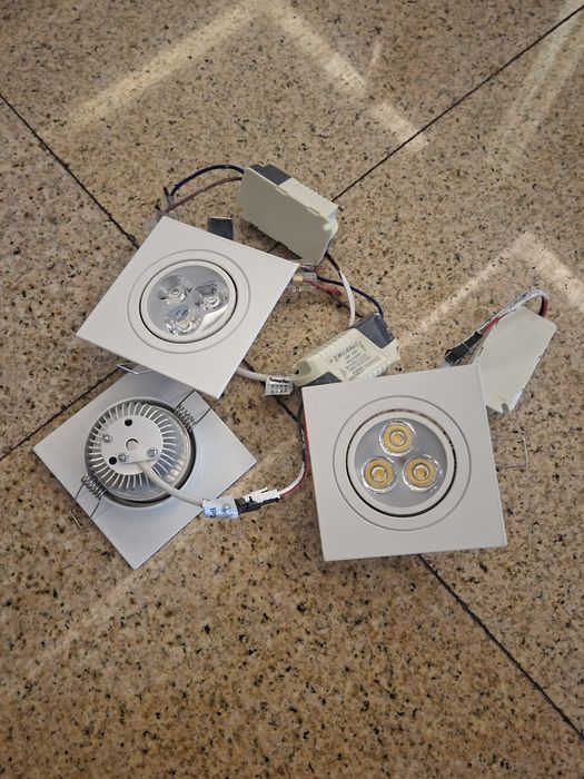 Spoturi cu becuri 32 de bucăți tote la 150lei