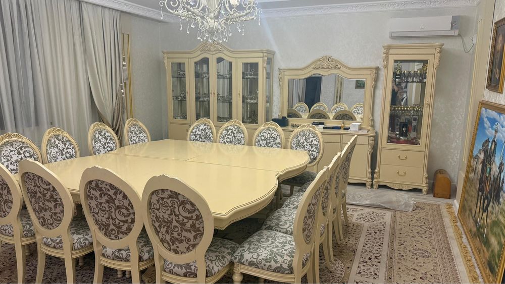 Продается гарнитур в гостиную и 2 ковра!
