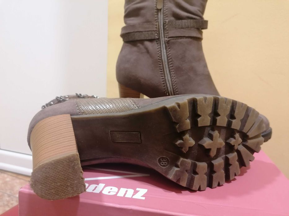 Елегантни дамски боти