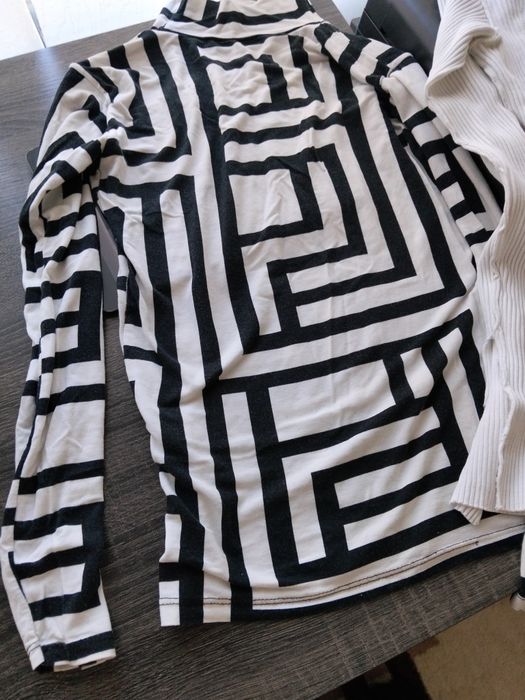 Vând doua bluze elegante