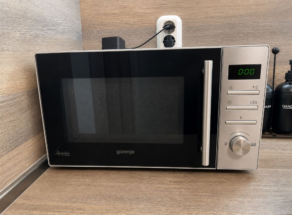 Микровълнова фурна Gorenje MMO 20 DEII – 20 л. 800 W отлично състояние
